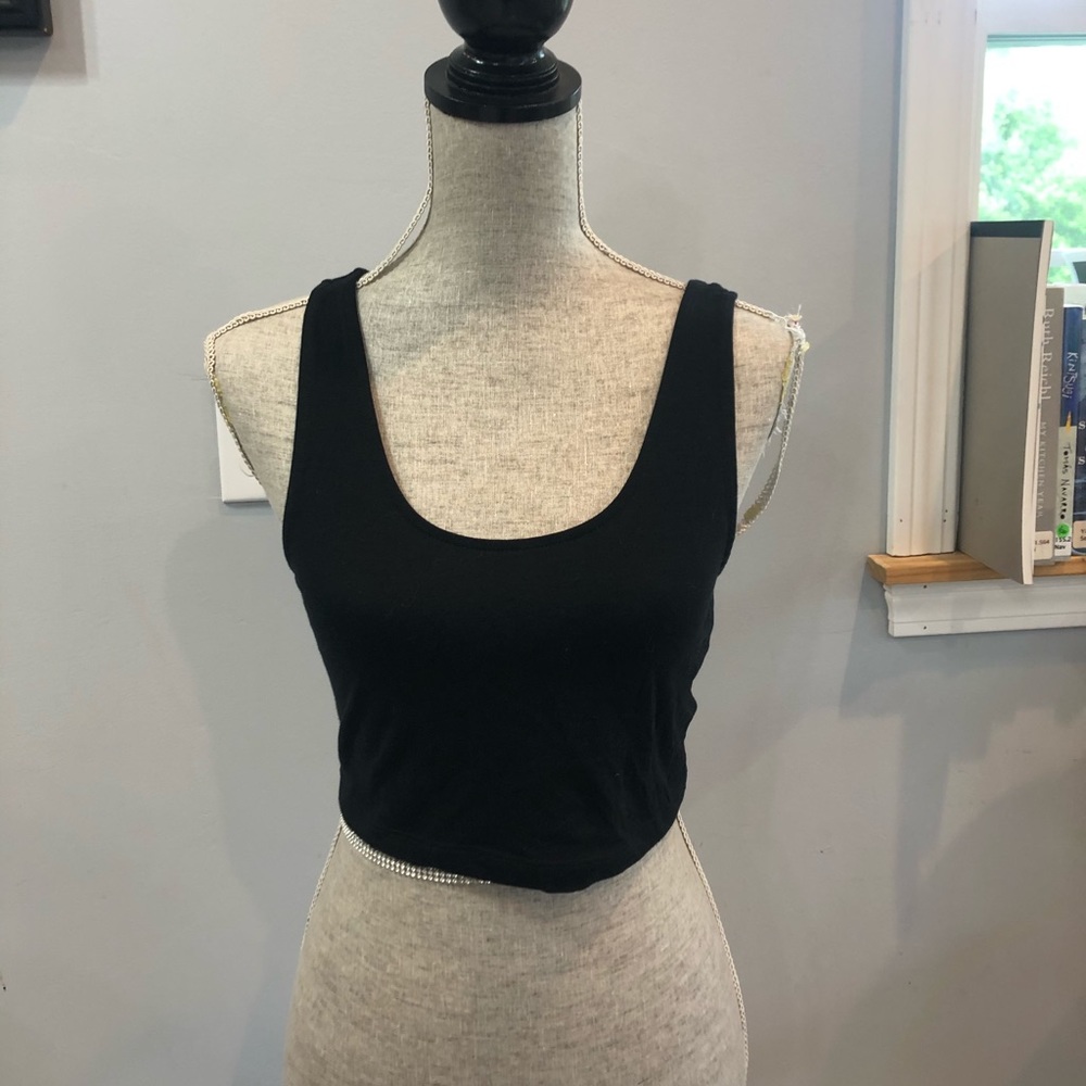 Black cropped scooped tank top